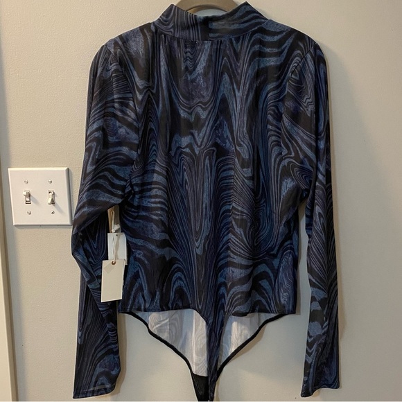 Good American sheer mesh mock neck bodysuit in blue abstract print size 5. 2XL - Picture 6 of 8